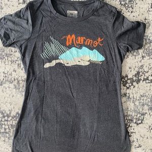 New w/o tags marmot womens tee. Cute charcoal gray color, size med